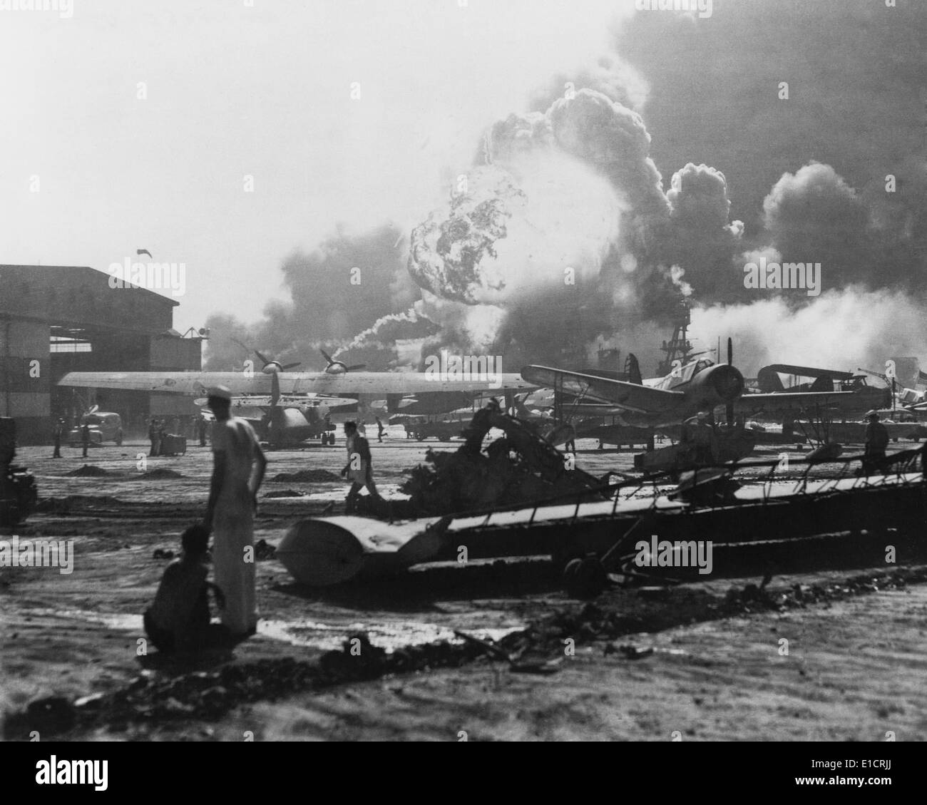 Explosion à Pearl Harbor vu de Hickam Field. Attaque japonaise sur Pearl Harbor, le 7 décembre 1941. Champ Hickam subi Banque D'Images