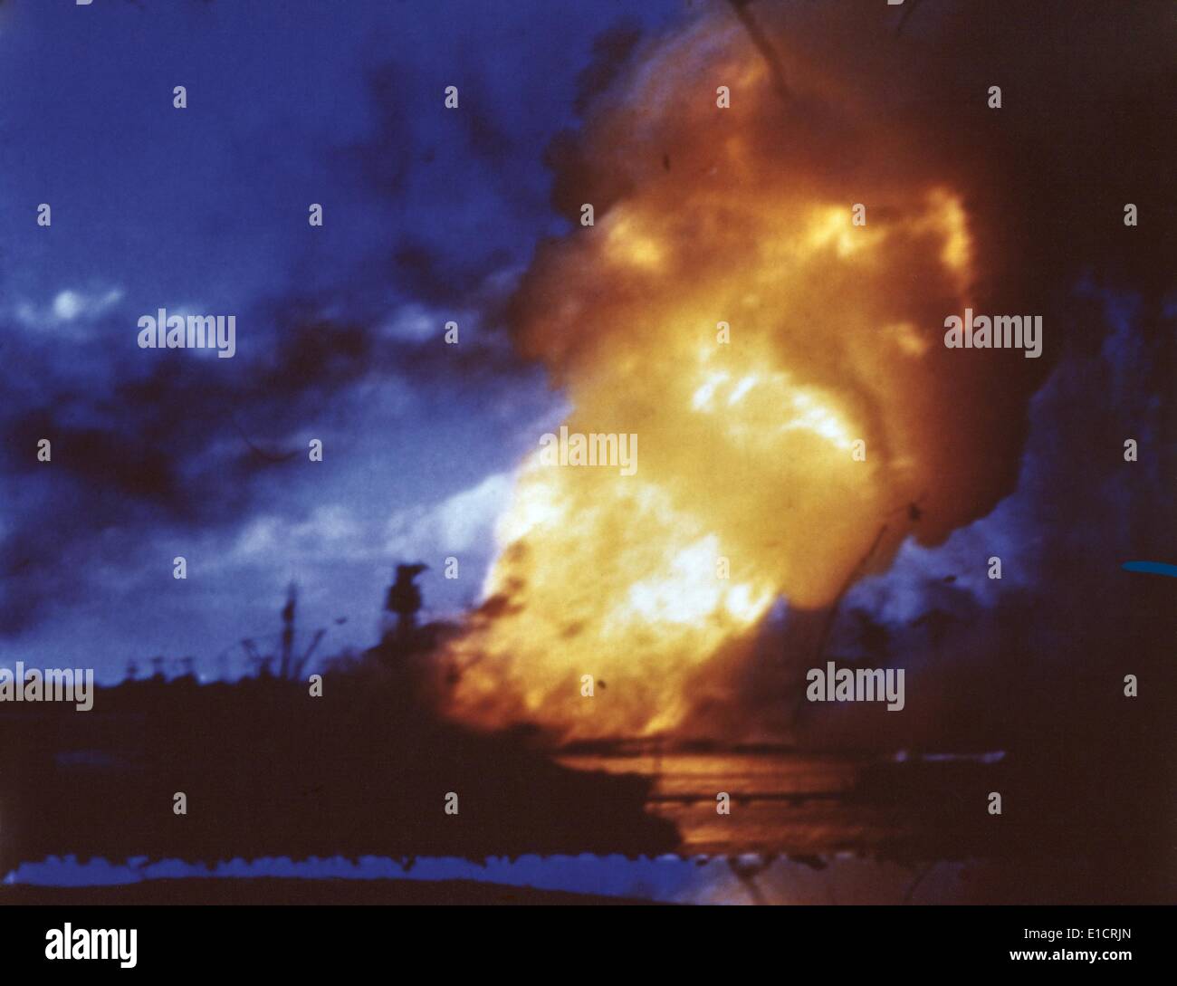 USS Arizona explose à Pearl Harbor après l'attaque japonaise, le 7 décembre 1941. (BSLOC 2013  11 140) Banque D'Images