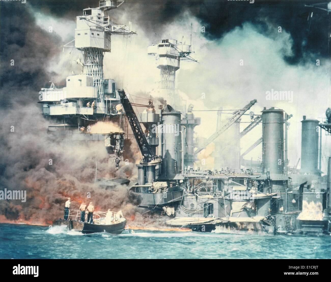 Une épaisse fumée sort de l'USS West Virginia combustion au cours de l'attaque japonaise sur Pearl Harbor, le 7 décembre 1941. Les marins dans un Banque D'Images