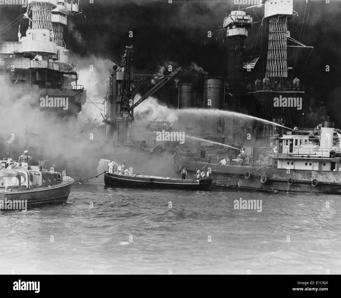 Les marins américains dans fireboats sur le côté de l'incendie, cuirassé USS West Virginia. Le navire a été frappé par au moins 7 torpilles Banque D'Images