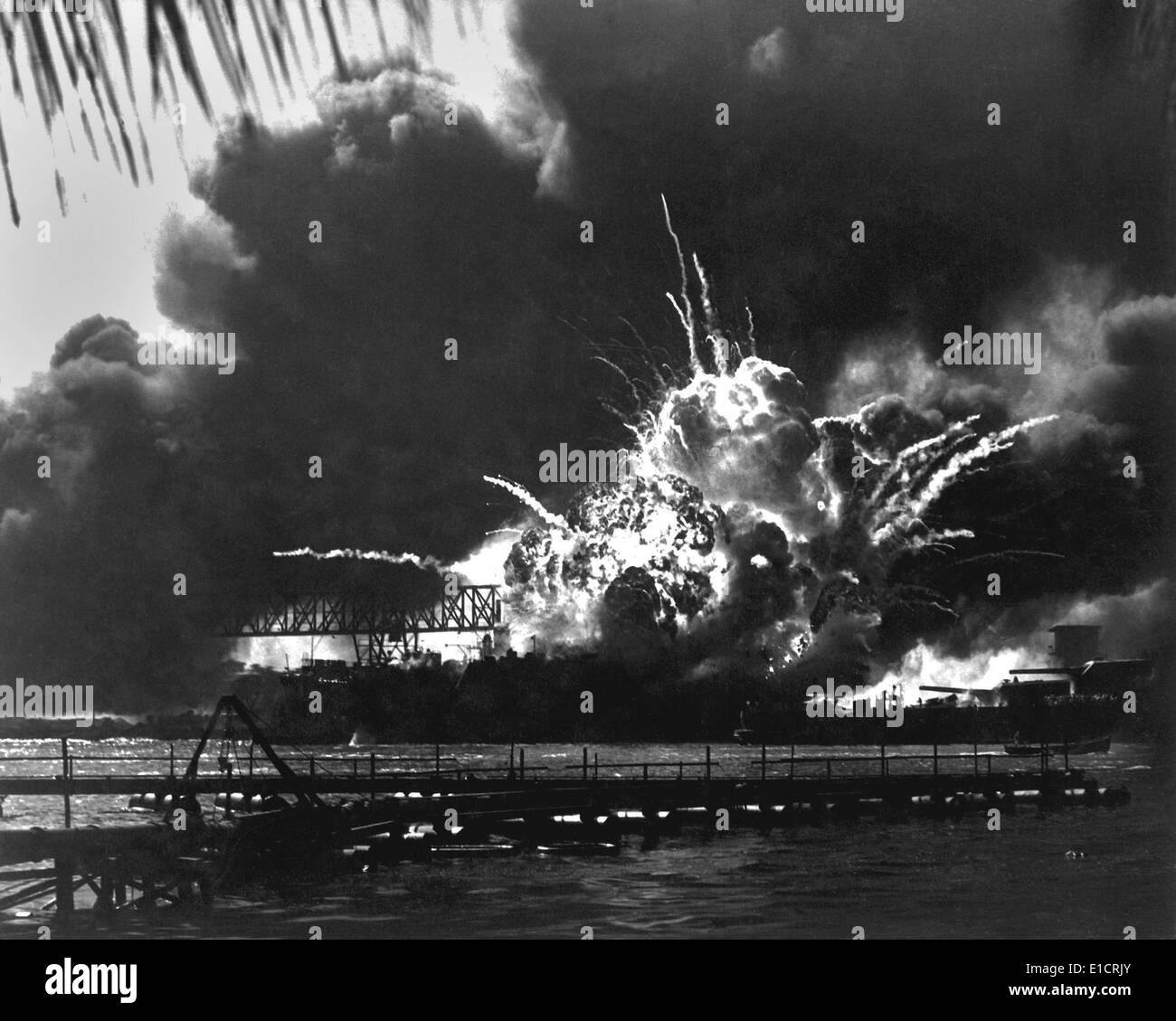 Explosion de l'USS Shaw's magazine au cours de l'avant l'attaque japonaise sur Pearl Harbor, le 7 décembre 1941. La Shaw a été réparé Banque D'Images