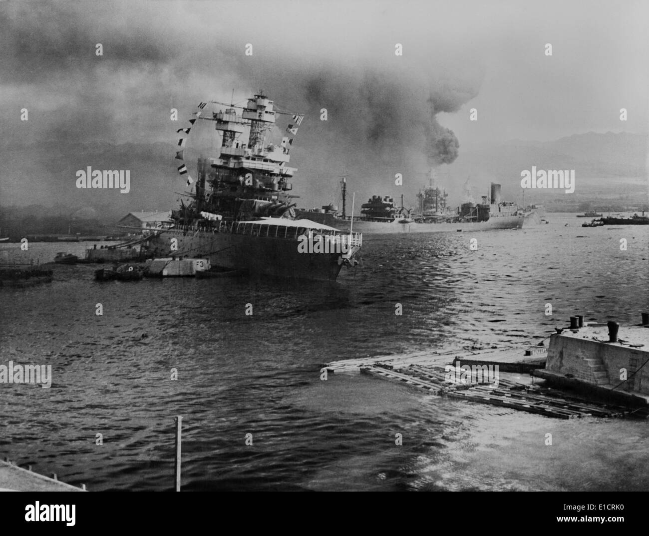 USS California listes après coups aériennes prises lors de l'attaque japonaise sur Pearl Harbor. En moyenne distance l'USS Neosho, Banque D'Images