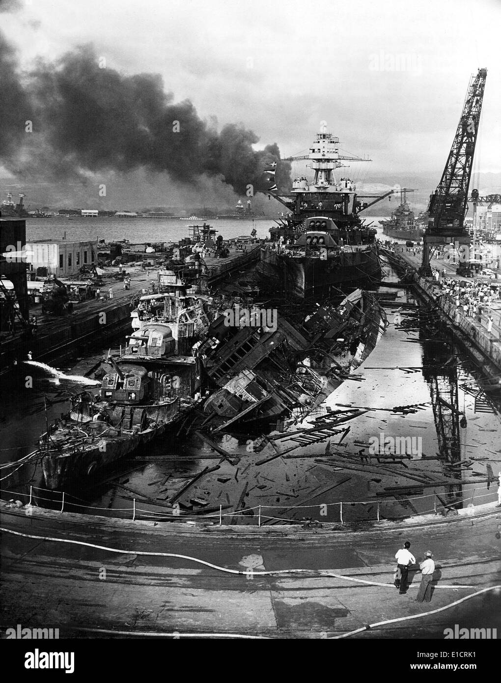 L'épave de l'USS Downes (à gauche) et l'USS Cassin en cale sèche à Pearl Harbor. Les deux coques de navire ont été endommagés au-delà Banque D'Images