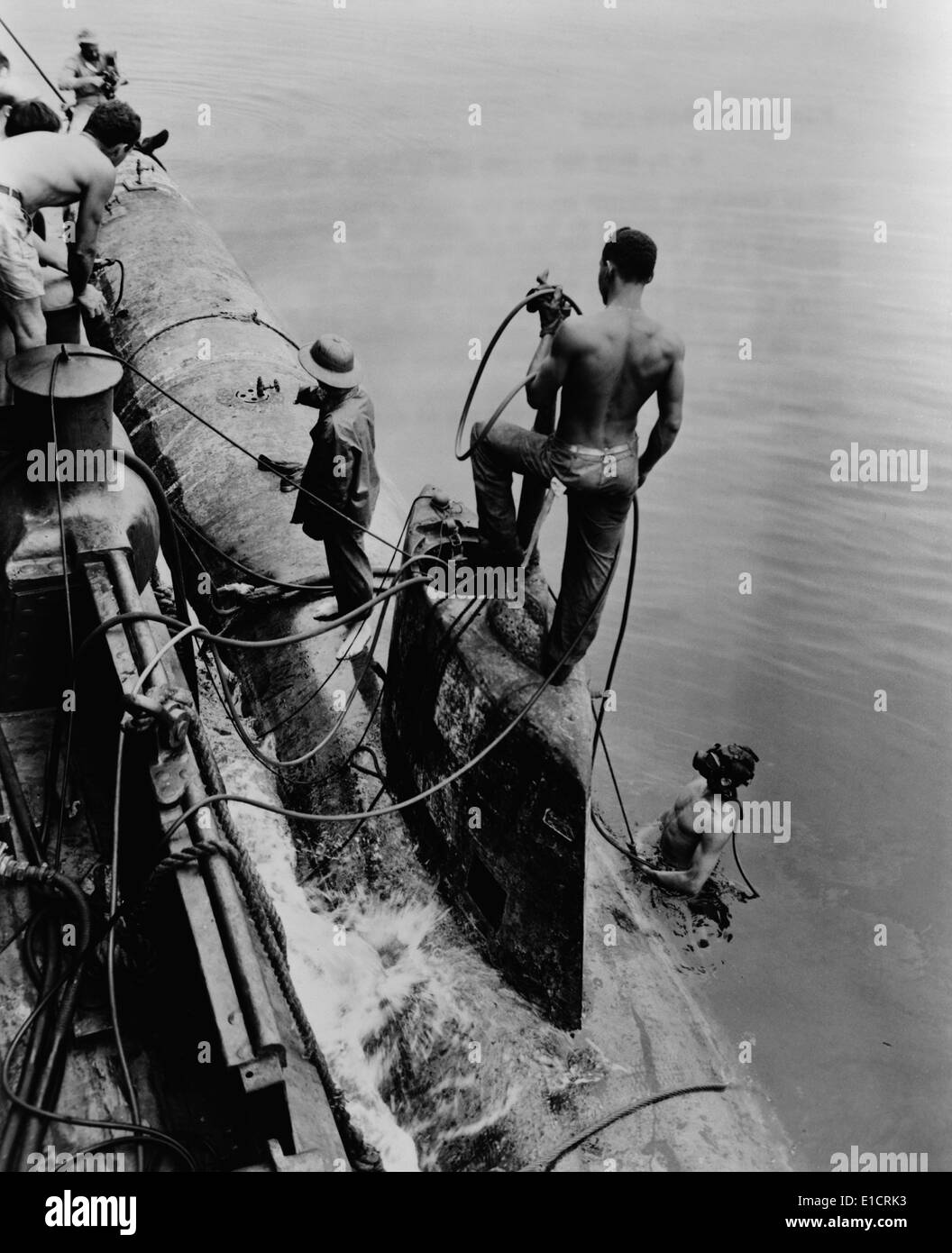Remorqueur de la Marine américaine soulève l'un des huit 'midget japonais subs' de Pearl Harbor, le 17 juillet 1943. Il a été l'un des cinq World War 2 Banque D'Images
