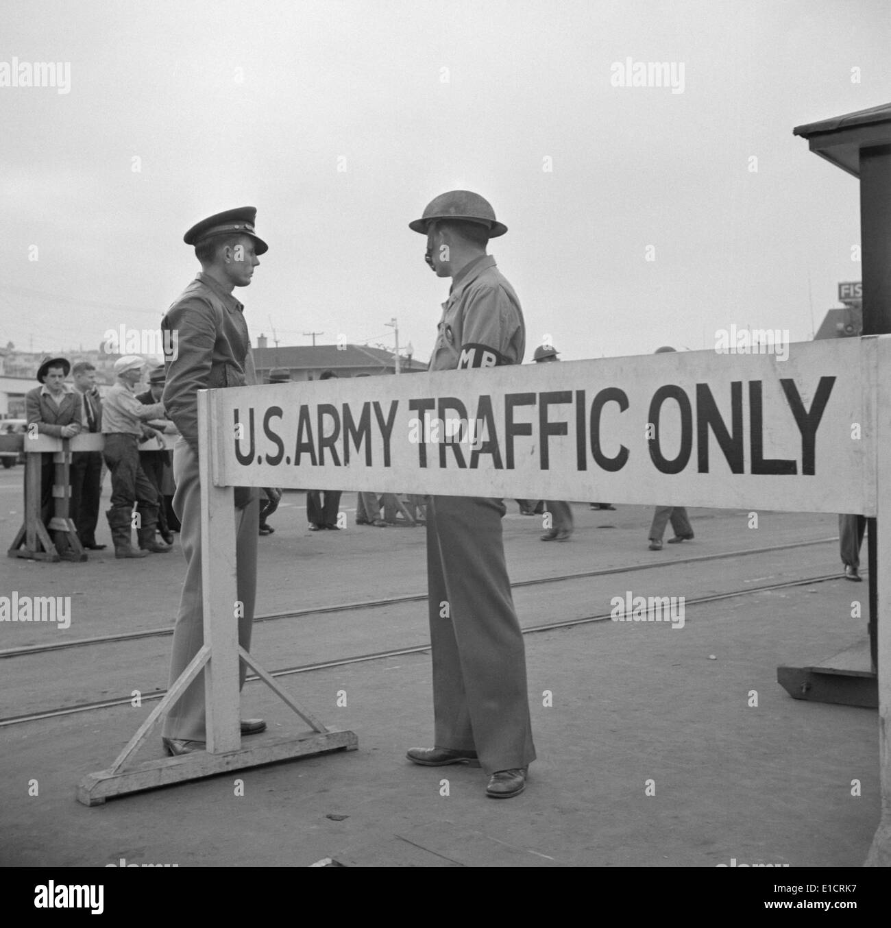 Jour après l'attaque de Pearl Harbor à San Francisco. Sentinelles de l'armée de la garde à transports dock. Le 8 décembre 1941. Banque D'Images