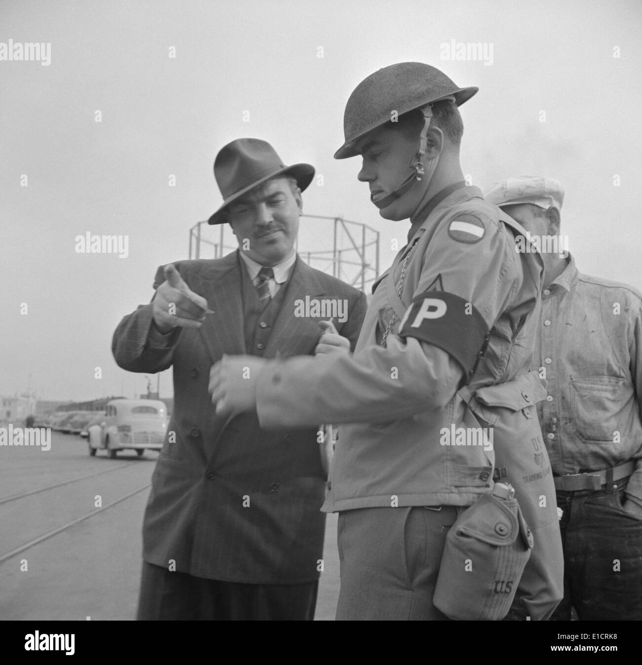 Jour après l'attaque de Pearl Harbor à San Francisco. Contrôles de la police militaire à transports IDs dock. Le 8 décembre 1941. (BSLOC 2013  11 155) Banque D'Images