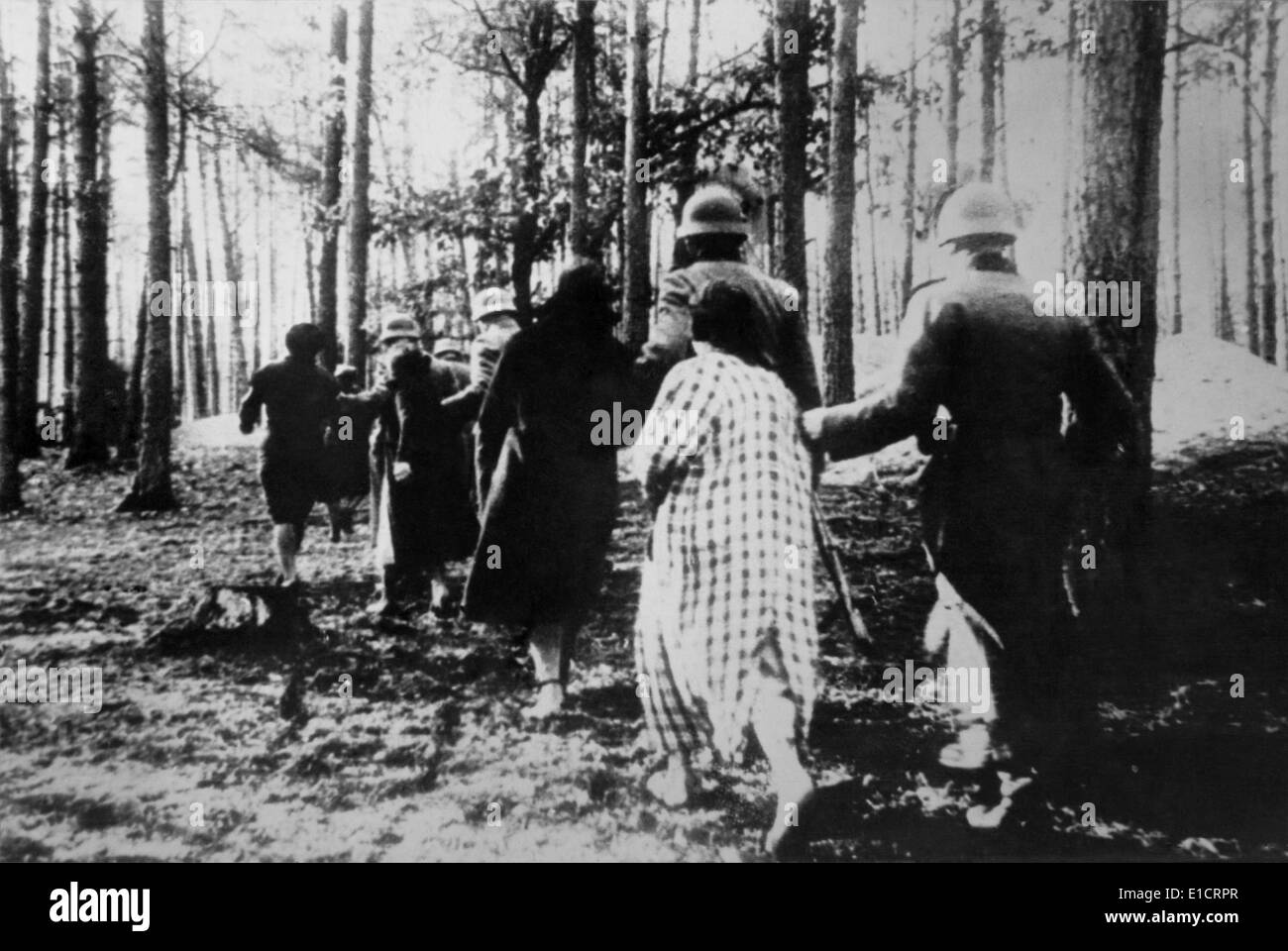 Atrocités allemandes en Pologne ca. 1941. Les femmes polonaises ont mené par des soldats à travers bois jusqu'à leur exécution pendant la Deuxième Guerre mondiale. Banque D'Images