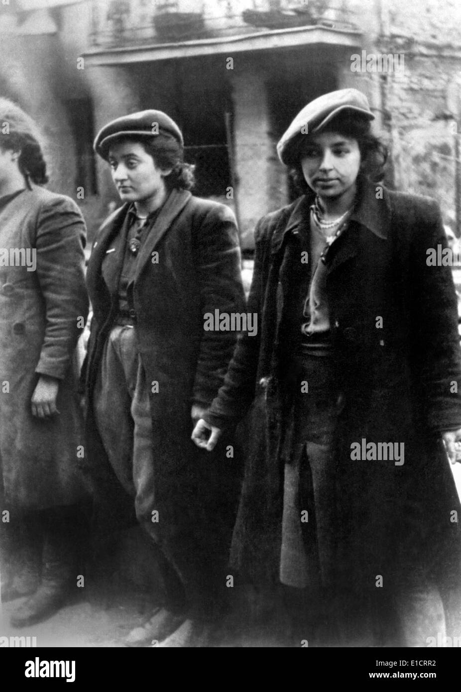 'Hehalutz des femmes capturés avec des armes au cours de l'insurrection du Ghetto de Varsovie, 19 avril-mai 16, 1943. Hehalutz était un pionnier sioniste Banque D'Images