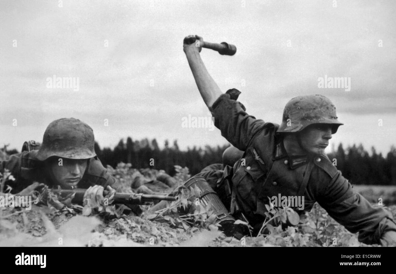 Les troupes allemandes lors de l'invasion de la Russie en 1941. Un soldat s'apprête à jeter une grenade à main allemande, décrit comme un "rester Banque D'Images