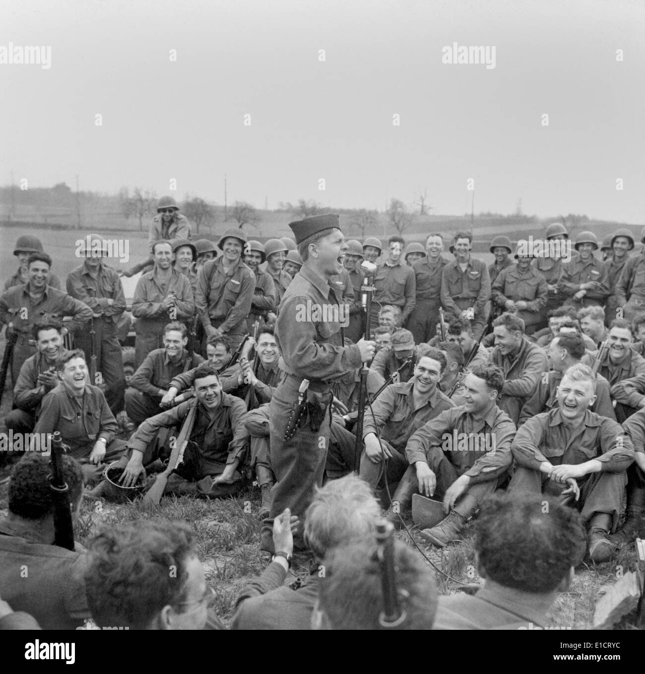 Mickey Rooney privé divertit les hommes d'infanterie de la 44e division à Kist, Allemagne, le 13 avril 1945. Rooney a servi dans l'armée Banque D'Images