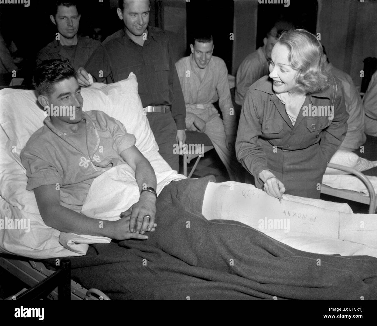Marlene Dietrich, des autographes le cast sur la jambe de 'Tec' 4 Earl McFarland de Cavider, Texas. Dans un hôpital américain en Belgique, Banque D'Images