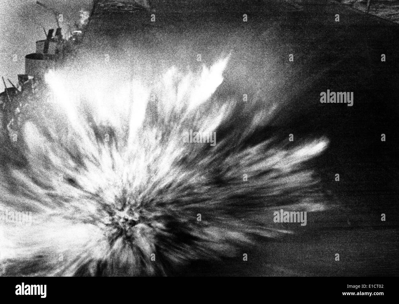Une bombe explose sur le pont de l'USS Enterprise, le 24 août, 1942. Engagé dans la bataille de l'Est Solomon Banque D'Images