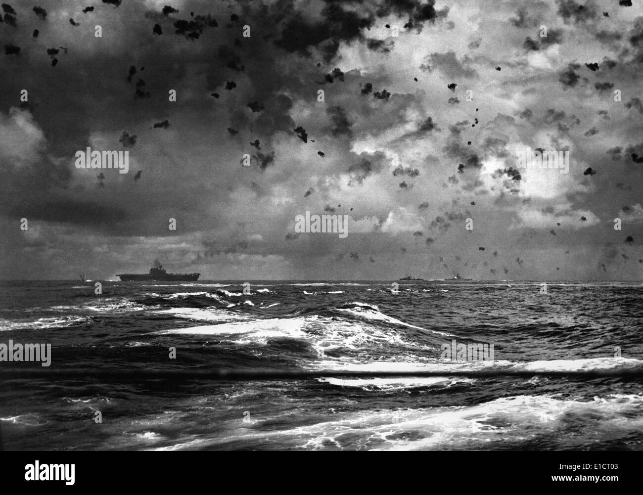 Une bombe japonaise près de projections de l'USS Enterprise au cours de la bataille de l'île de Santa Cruz. 26 octobre 1942 (BSLOC 2013-12 155) Banque D'Images