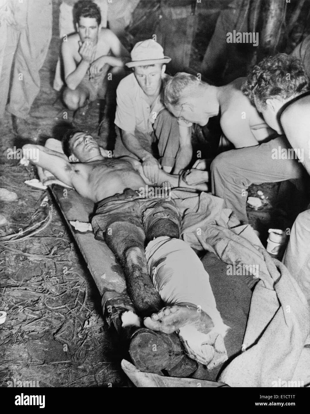 Un soldat américain blessé reçoit une transfusion sanguine en Guinée jungle. L'armée américaine a été la lutte contre les Japonais Banque D'Images