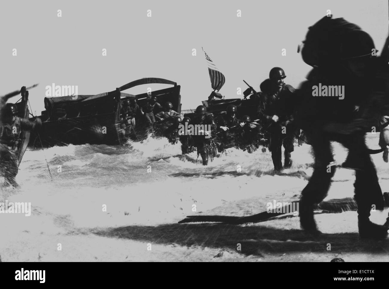Les troupes américaines à la plage de bateaux Higgins lors de l'invasion de l'île japonaise tenue Wadke, Néerlandais Nouvelle Guinée. 18 mai, 1944 Banque D'Images