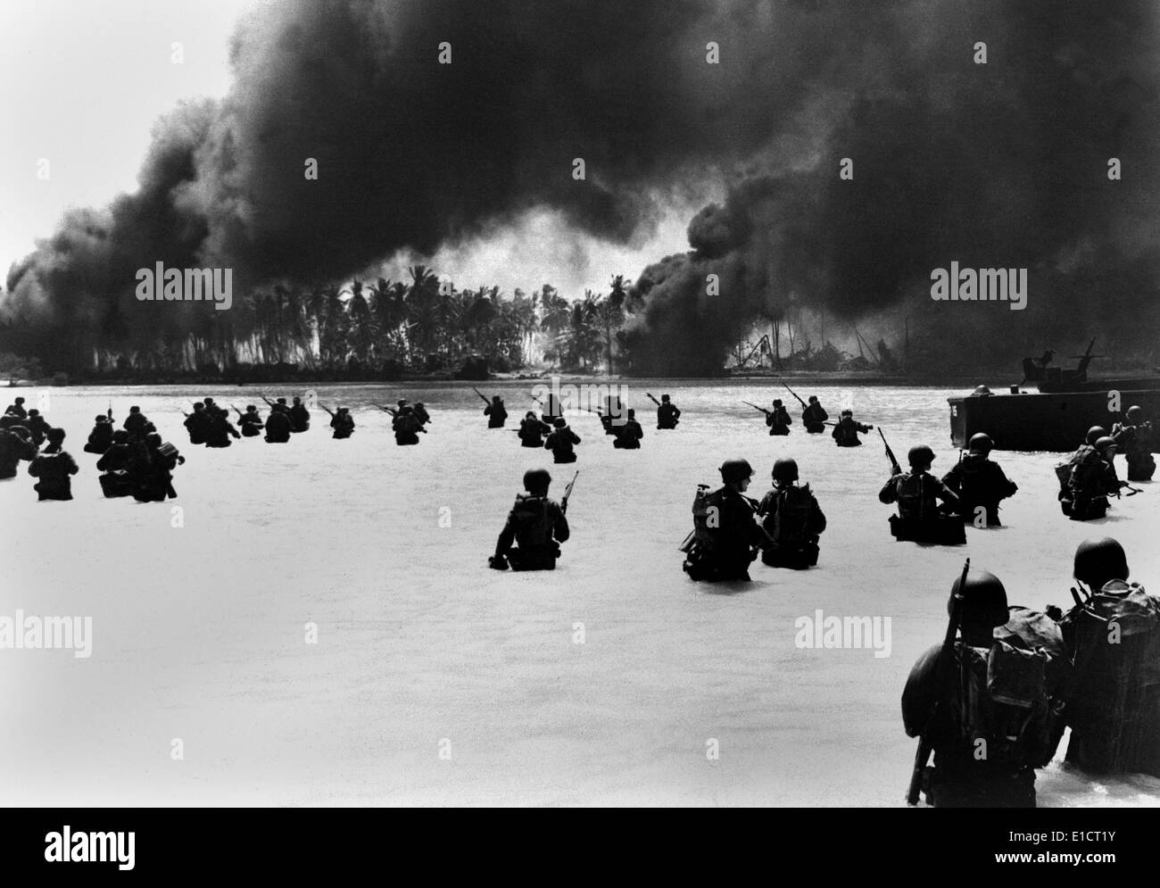 Vague d'assaut de l'Armée américaine sur la plage jaune, deux Makin Island de l'Atoll de Tarawa dans les îles Gilbert. Troupes étaient sous vert Banque D'Images