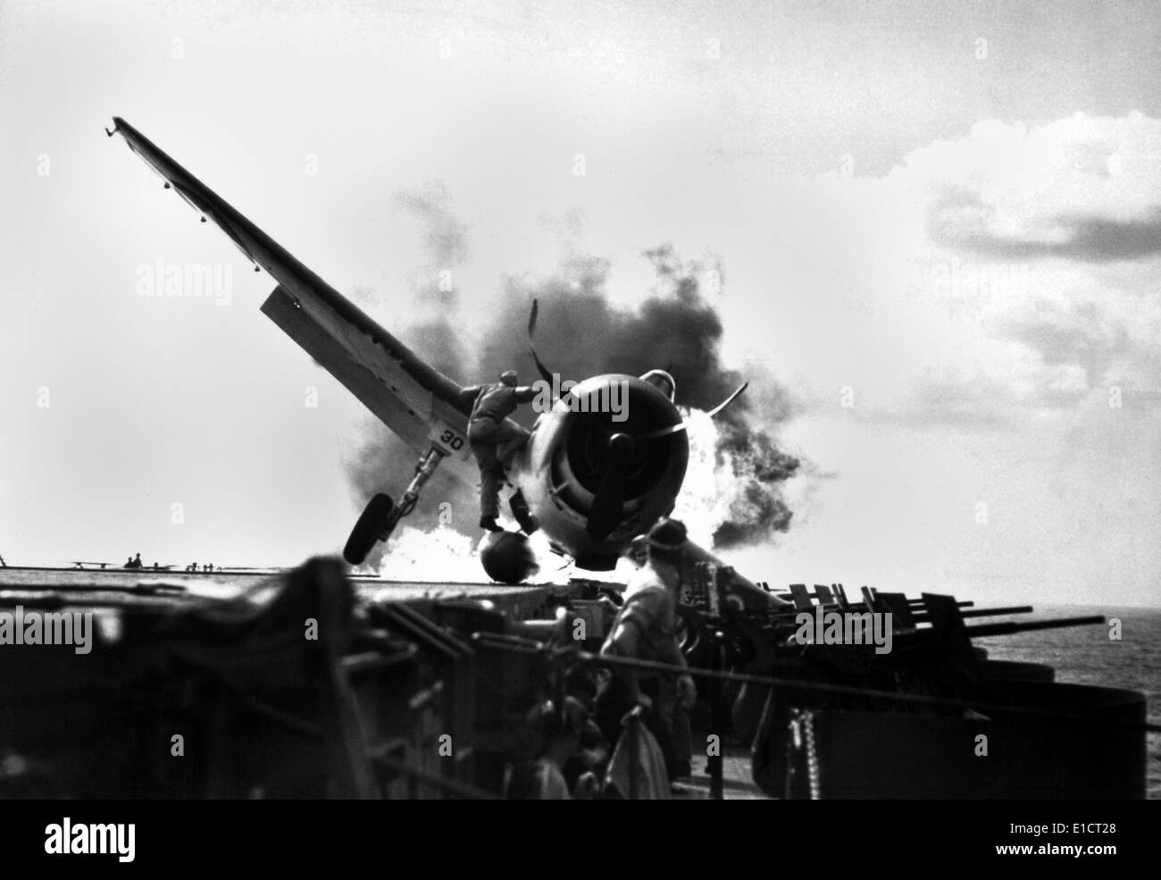 Atterrissage en catastrophe d'un Hellcat fighter sur l'envol du USS Enterprise. Au cours de l'attaque contre l'île de Makin, le japonais Banque D'Images