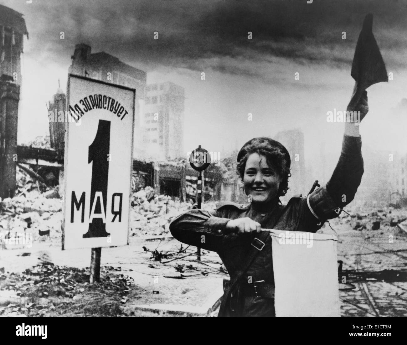 World War 2, bataille de Berlin, le 16 avril au 2 mai 1945. Femme Soldat soviétique, Maria Shalneva, debout au milieu des décombres avec signal Banque D'Images