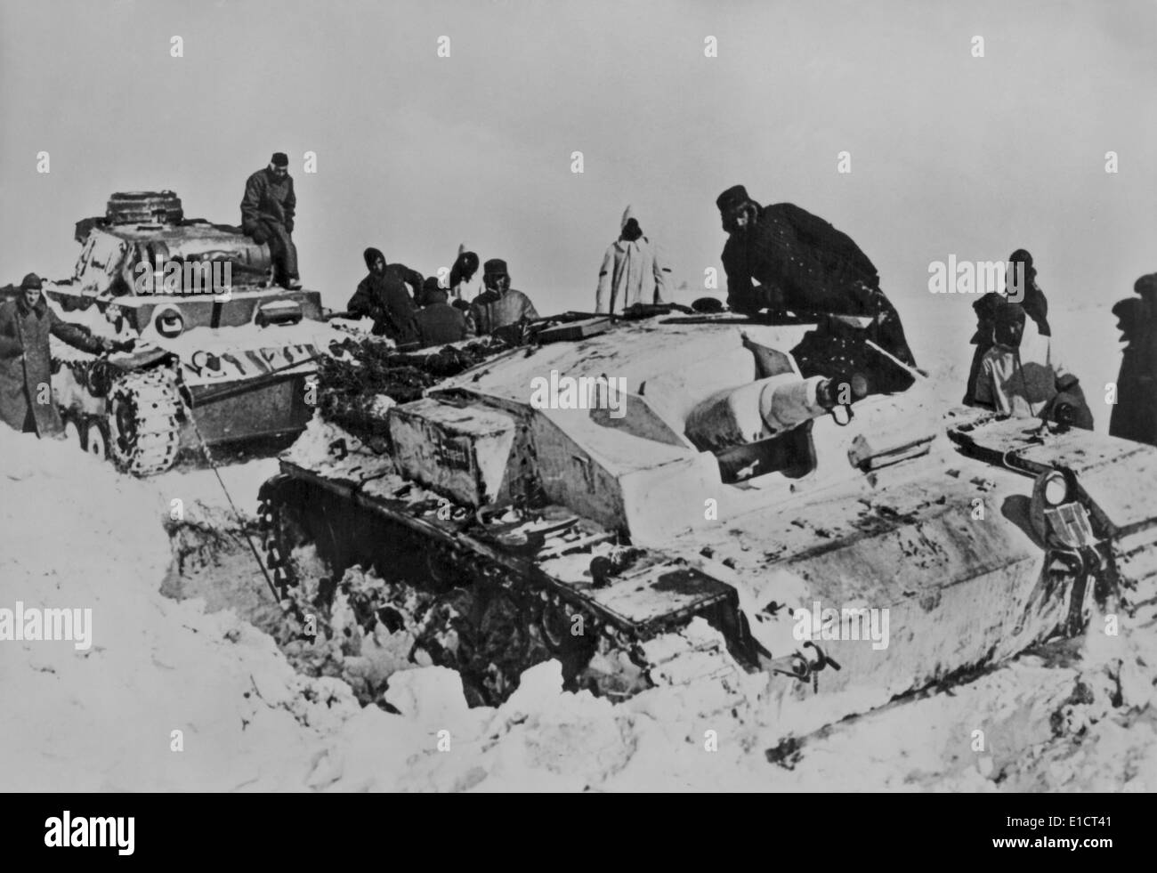 German tank coincé dans la neige lourde en russe en avril 1942. Les soldats utilisent le réservoir sur la gauche tente de libérer l'immobilisé Banque D'Images