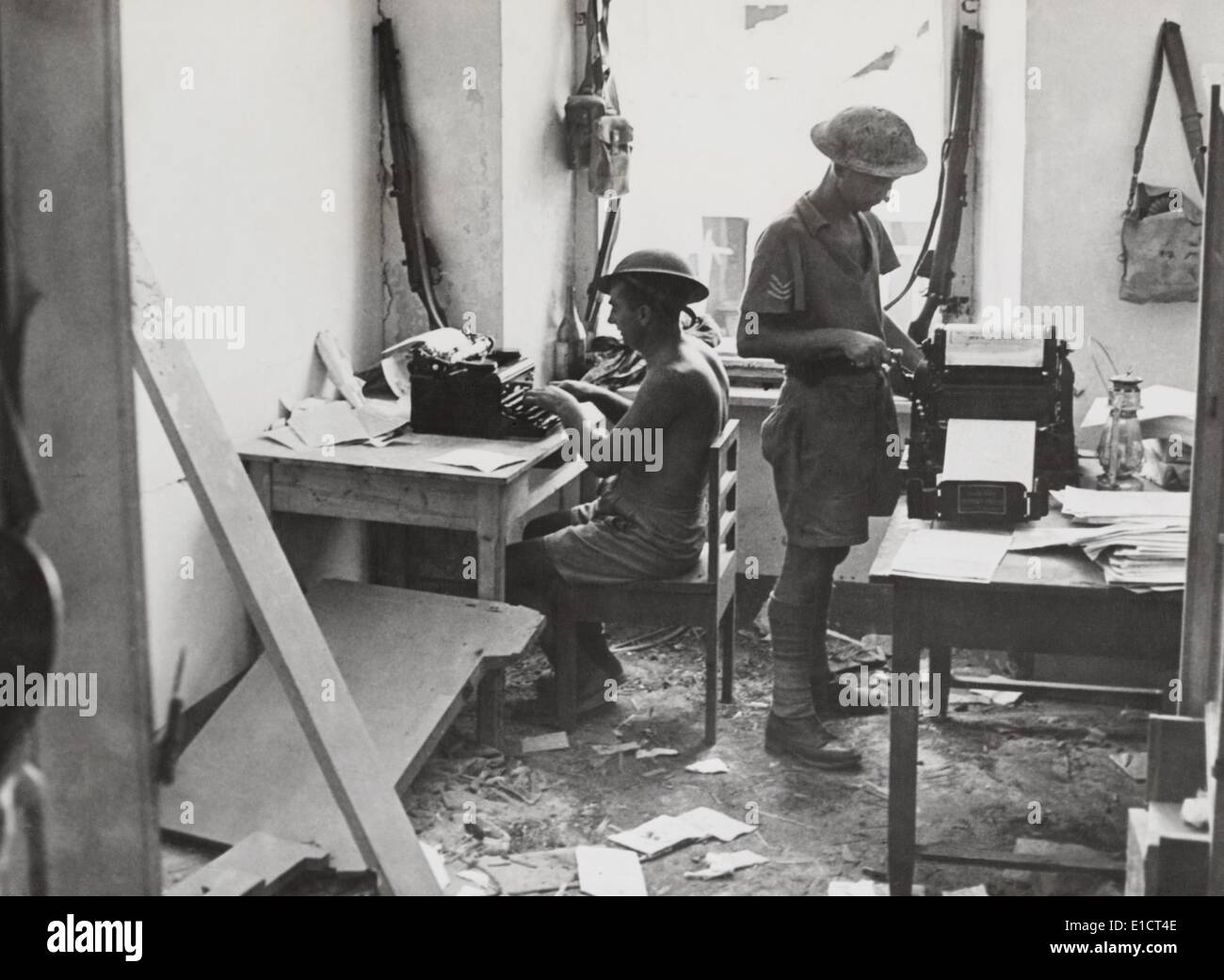 Dans leur bureau, bombe endommagé des soldats britanniques à produire une nouvelle feuille. Il apparaît chaque jour sous le titre de 'Tobruk Truch'. Banque D'Images