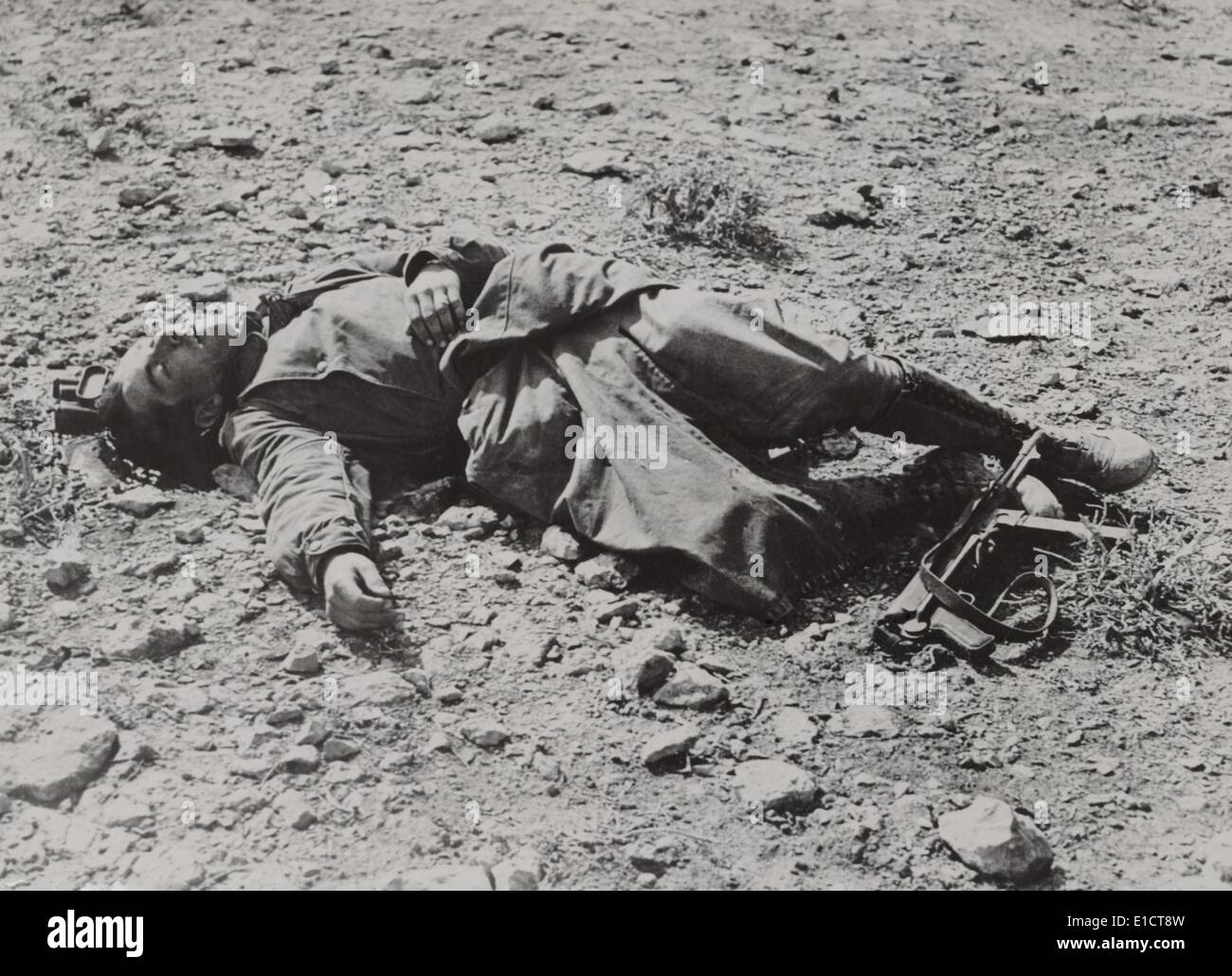 Soldat Allemand mort dans l'ouest du désert après un raid britannique. Entre les grandes campagnes d'Afrique du Nord, la lutte contre la Deuxième Guerre mondiale Banque D'Images