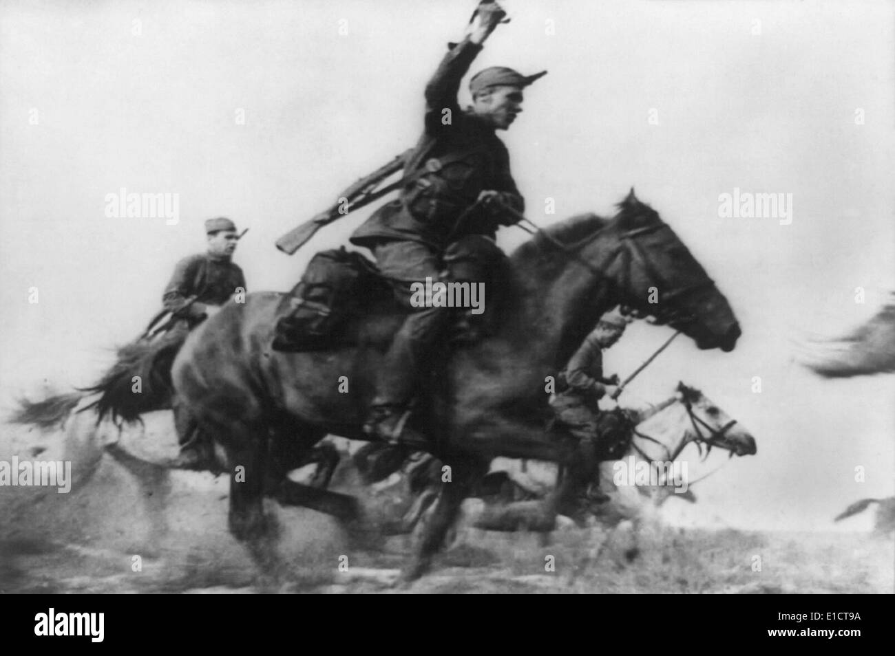 Une troupe de cavalerie de l'Armée Rouge d'attaquer l'infanterie allemande à la guerre soviétique, avant ca. 1941. Après que la Russie a perdu la plupart de ses Banque D'Images