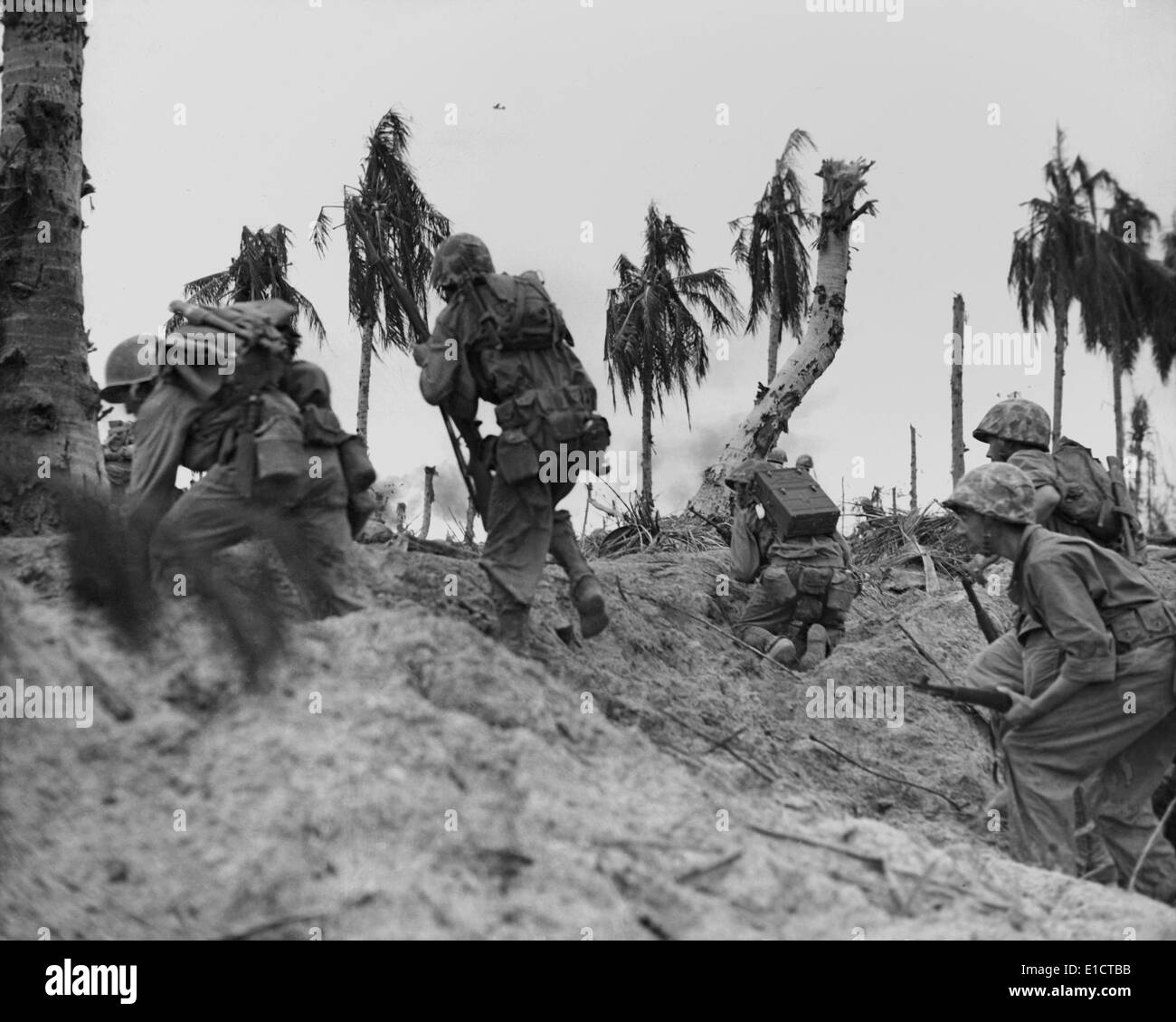 Passage de la plage des marines et sur le débarquement initial Ngedbus, juste au nord de l'île de Peleliu. Ca. 29 septembre - 1er octobre 1944. World Banque D'Images