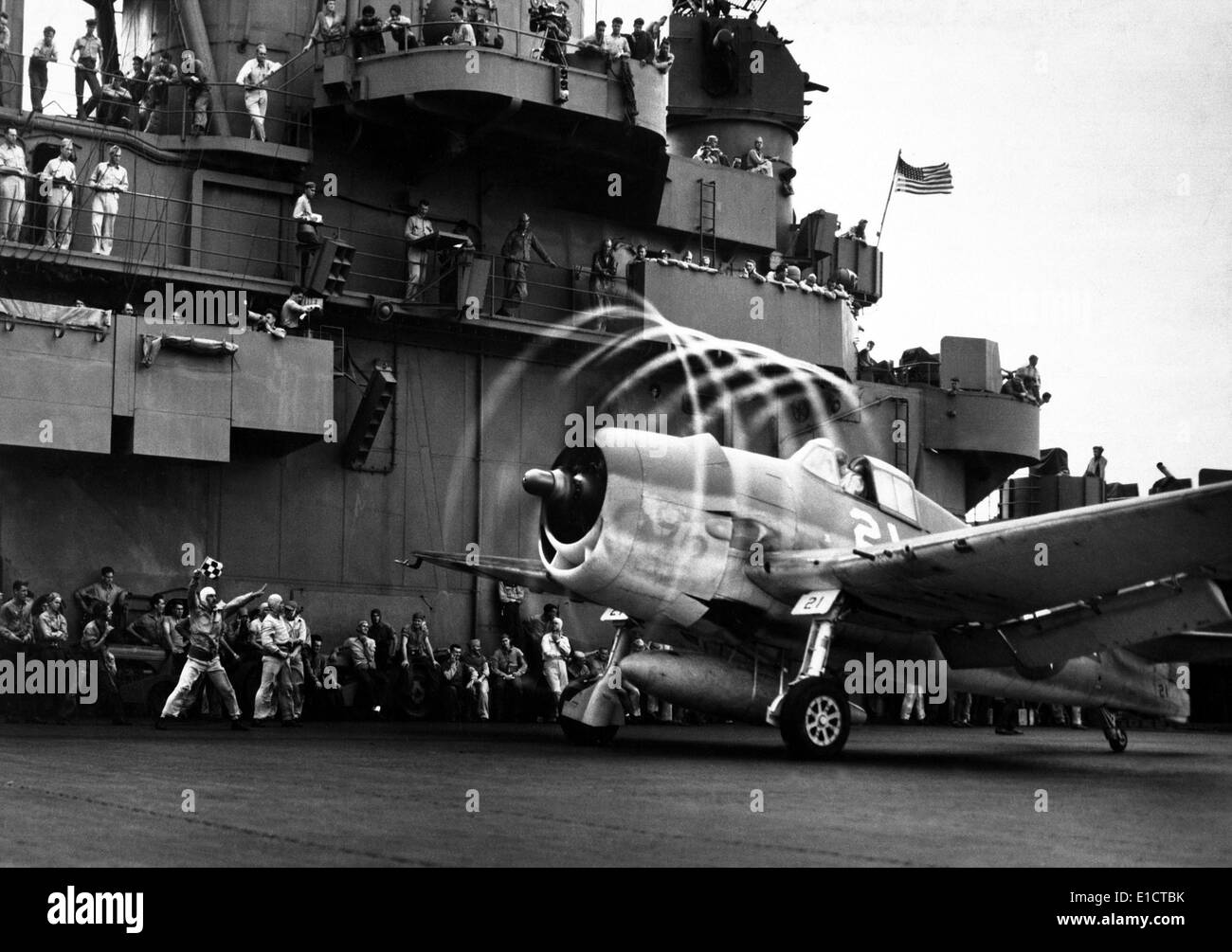 Motion de ses hélices provoque une forme d'aura autour de ce F6F Hellcat fighter sur l'USS YORKTOWN. 1943 novembre. La Seconde Guerre mondiale, 2 Banque D'Images