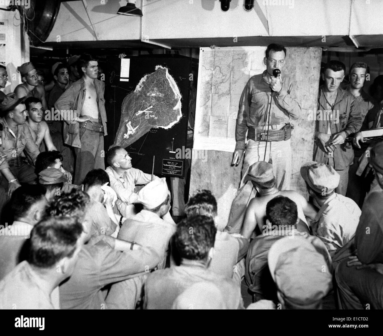 Stratégie d'Iwo Jima est discuté dans un briefing avant l'invasion. 12-18 février, 1945. L'île a été nécessaire pour un aéroport à Banque D'Images