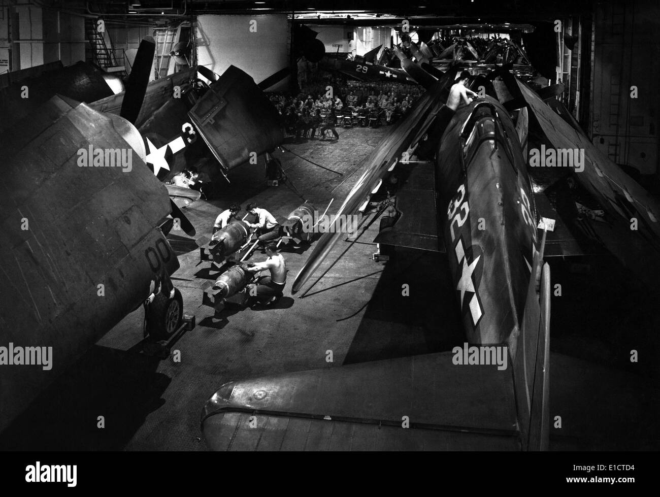 Entouré par F6F Hellcat marins pompiers, préparer des bombes sur pont de l'USS Yorktown. Ca. 1943. World War 2, l'océan Pacifique. Banque D'Images