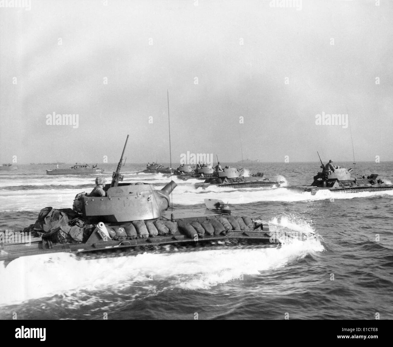 Tracteurs amphibie blindé dans les premières vagues d'invasion maritime d'Okinawa. 1 avril, 1945. La Seconde Guerre mondiale 2. (BSLOC___2013 13 79) Banque D'Images