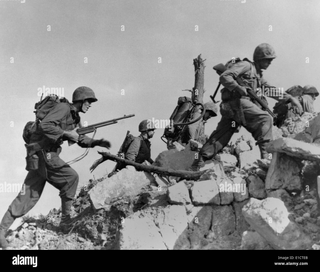 Obstacle marines d'un mur de pierre qu'ils arrivent à Okinawa, initialement sans opposition par défenseurs japonais. 1 avril, 1945. La Seconde Guerre mondiale 2. Banque D'Images