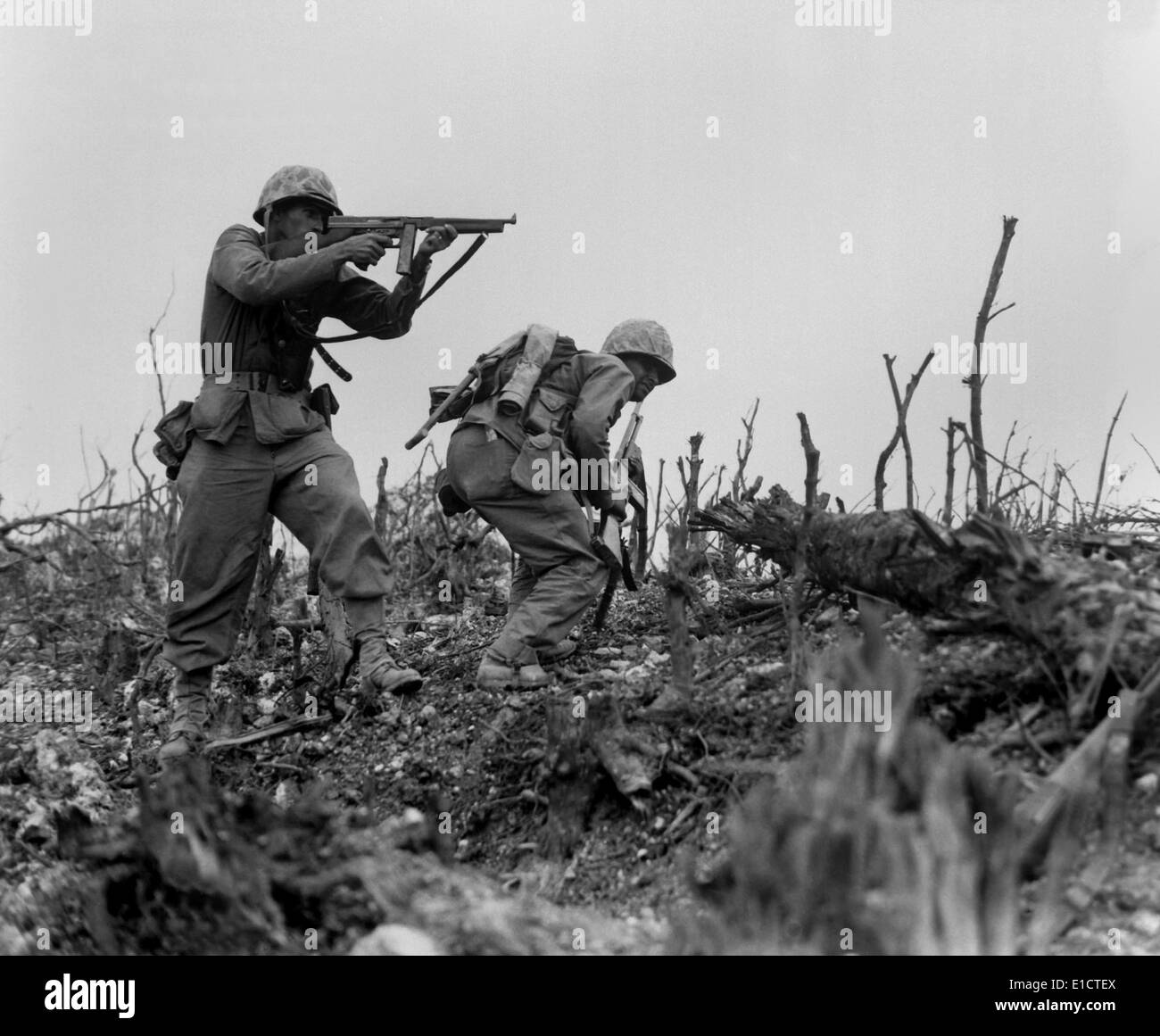Sites touristiques Marine son Tommy gun sur un sniper japonais, comme son compagnon canards pour couvrir. Avec le 1er Marines, ils sont engagés dans Banque D'Images
