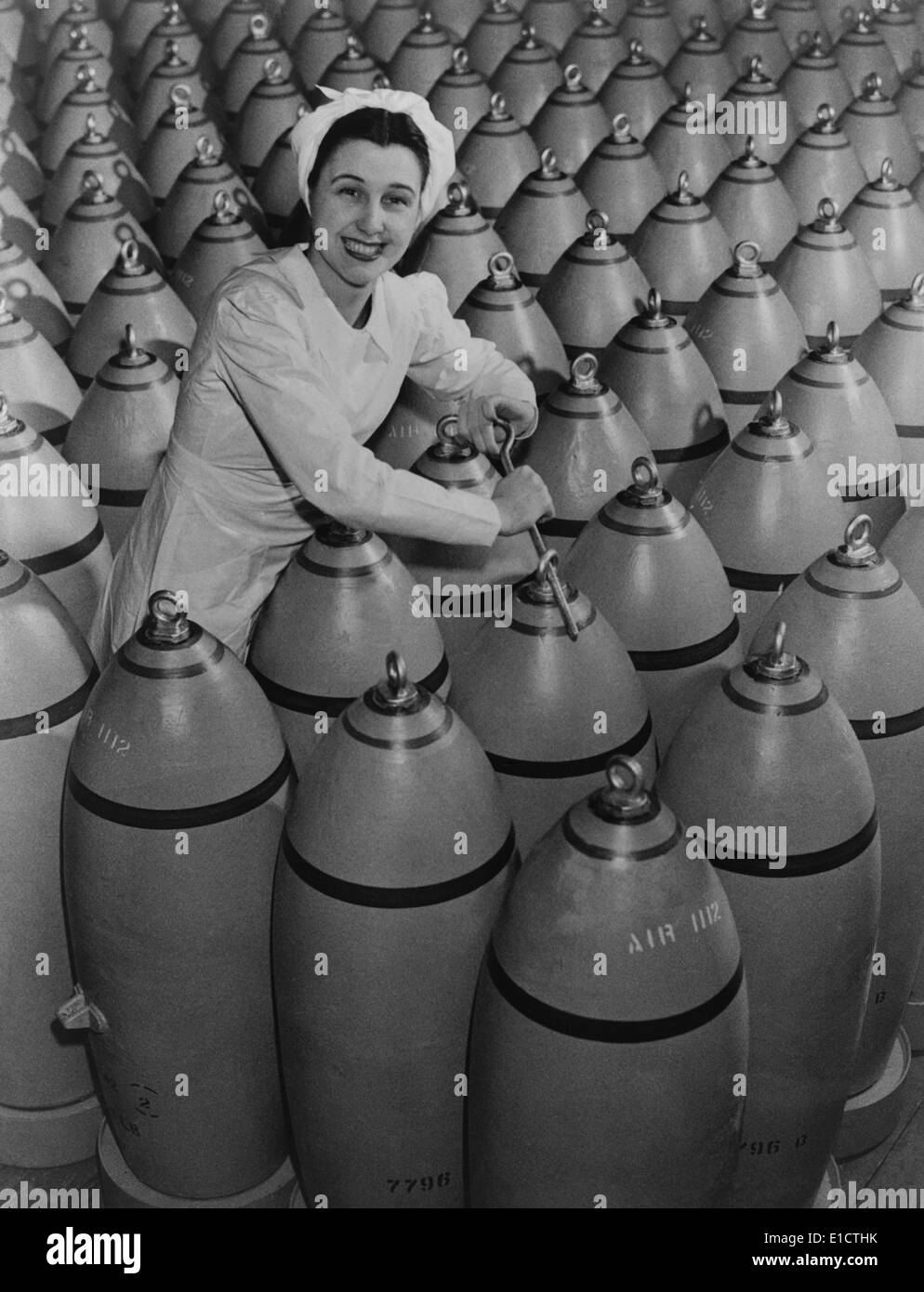 Femme canadienne travailleur munitions serrant le nez sur les bombes aériennes de 500 livres. 1942-1943, durant la Seconde Guerre mondiale 2. Banque D'Images