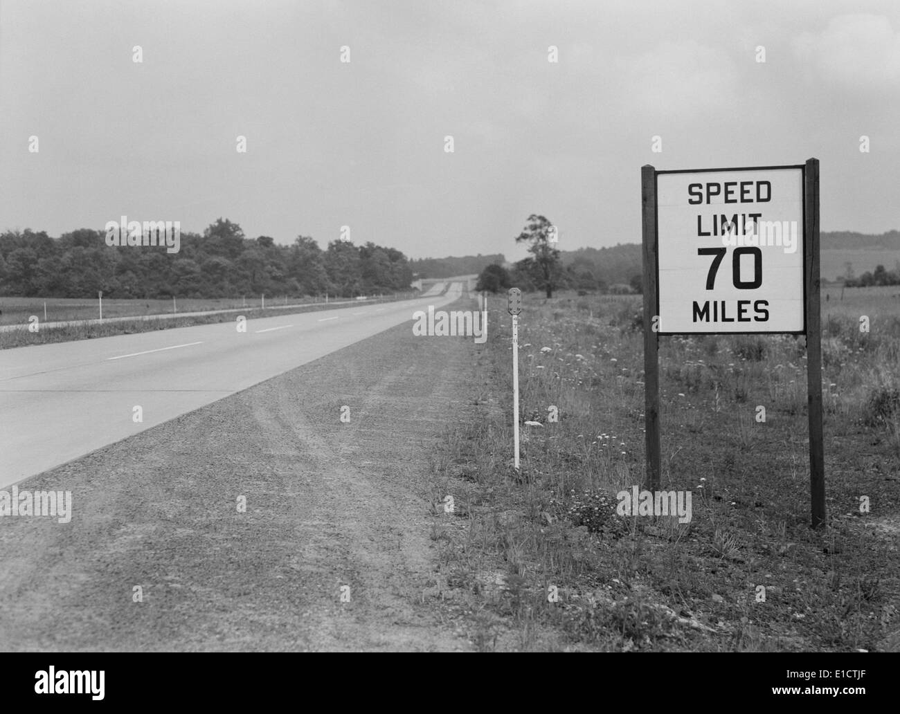La limite de vitesse de 70 mi/h sur le signe vide Pennsylvania Turnpike pendant la Deuxième Guerre mondiale. Avant la guerre, l'autoroute n'a pas de vitesse Banque D'Images