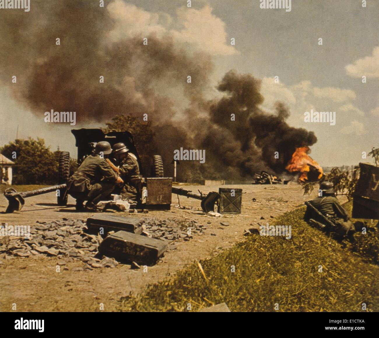 Canon anti-char allemand équipe sur route avec un réservoir en arrière-plan. Ca. 1939-45. World War 2 en Russie. (BSLOC   2013 14 19) Banque D'Images