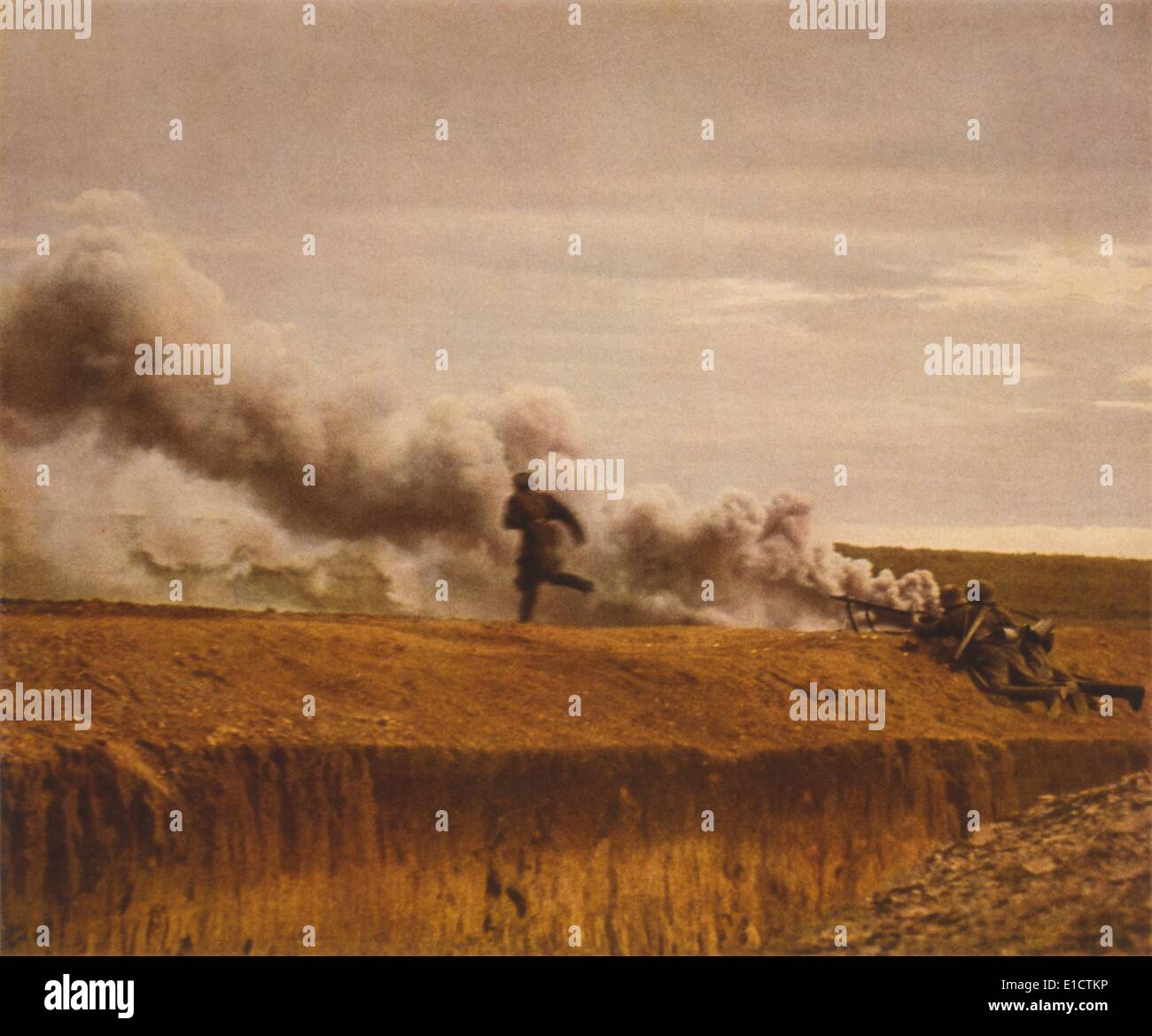 Trois canon anti-char allemand des soldats sur la colline parlementaire, avec la fumée des véhicules en flammes (réservoir ?) en arrière-plan. Ca. 1939-45. World War 2 in Banque D'Images