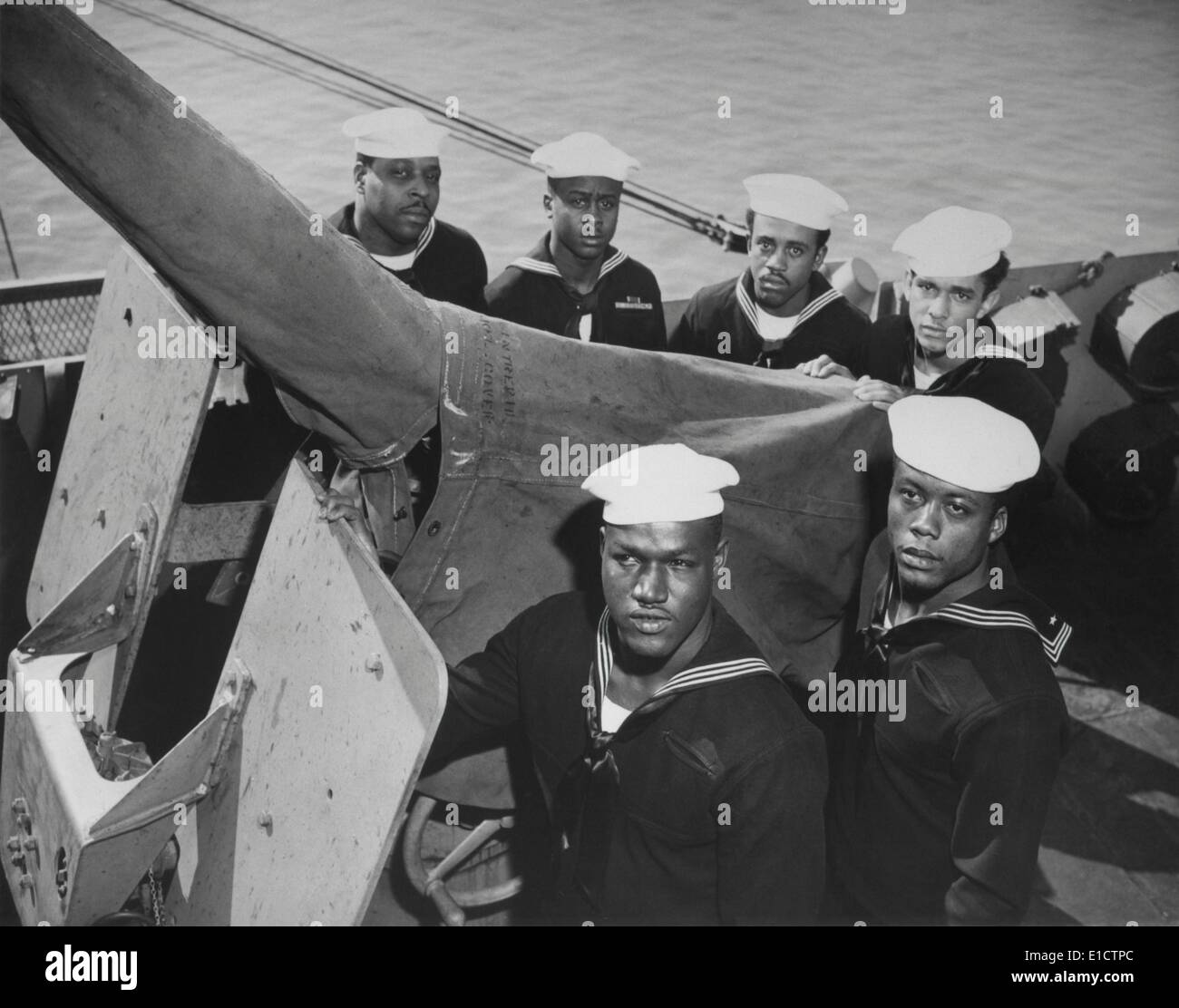 Une arme à feu, l'équipage de six Américains africains décerné la Croix de la Navy pour héroïsme dans les Philippines. Les membres de l'équipage : Jonell Copeland, Québec Banque D'Images