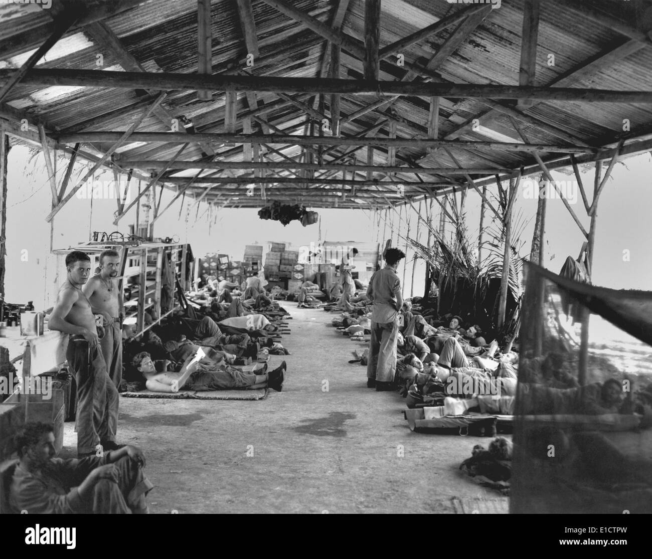 Les Marines américains dans un hôpital à Guadalcanal avec blessures et le paludisme en octobre 1942. L'unité médicale a été créé dans un ancien Banque D'Images