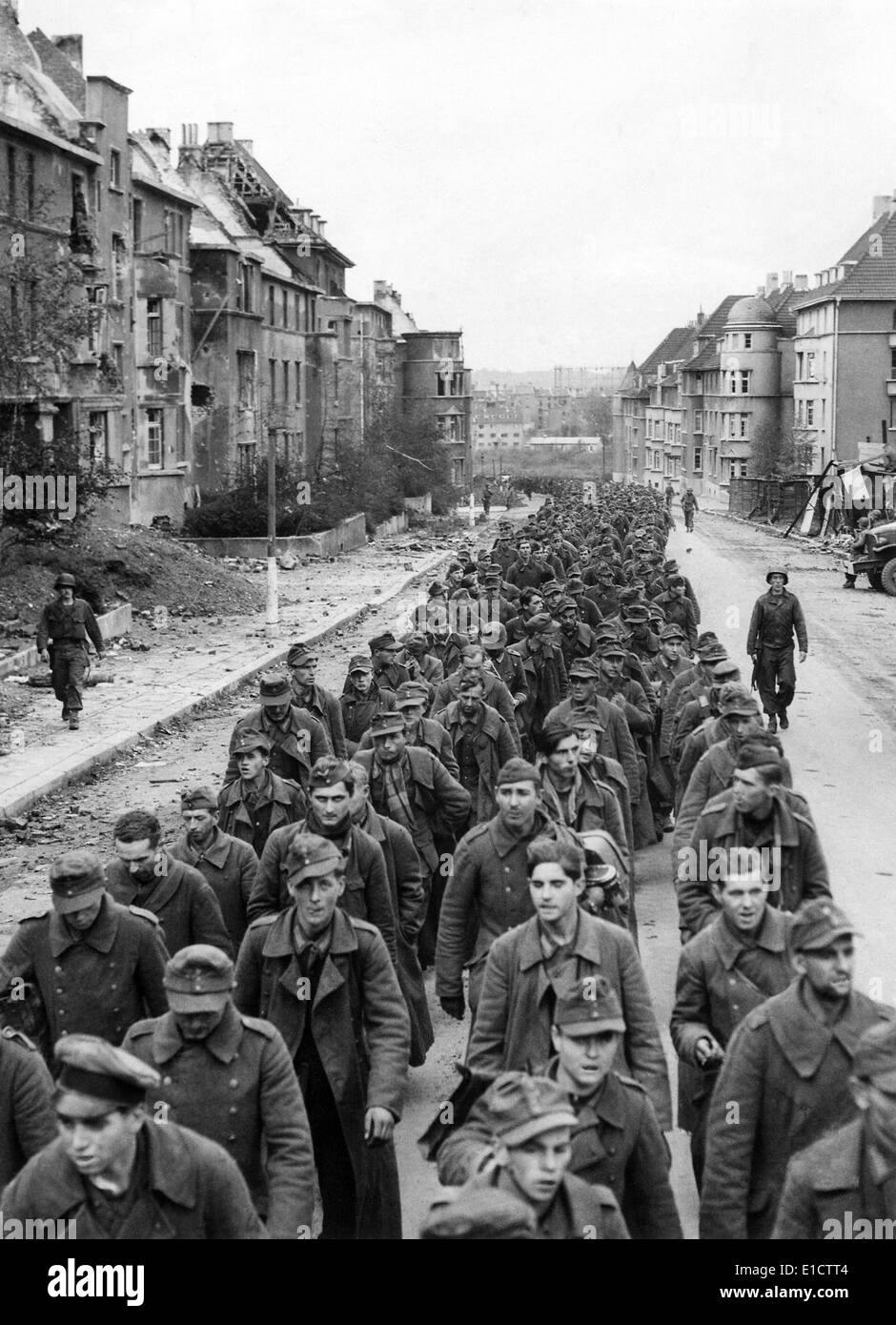 Prisonniers de guerre allemands marchant à travers la ville en ruines de Aix-la-Chapelle. Oct.1944. La Seconde Guerre mondiale 2. (BSLOC 2013  14 291) Banque D'Images