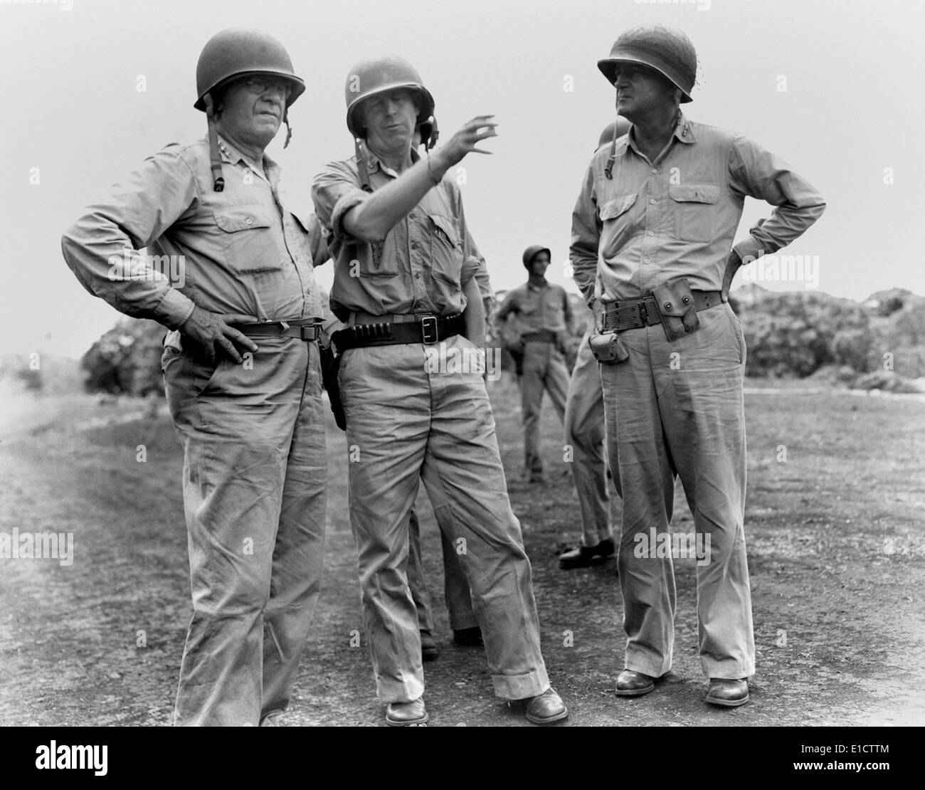 Les commandants américains lors d'une inspection au cours de la Seconde Guerre mondiale, bataille de Guadalcanal, en décembre 1942. L-R : Le lieutenant général Thomas Holcomb, Banque D'Images