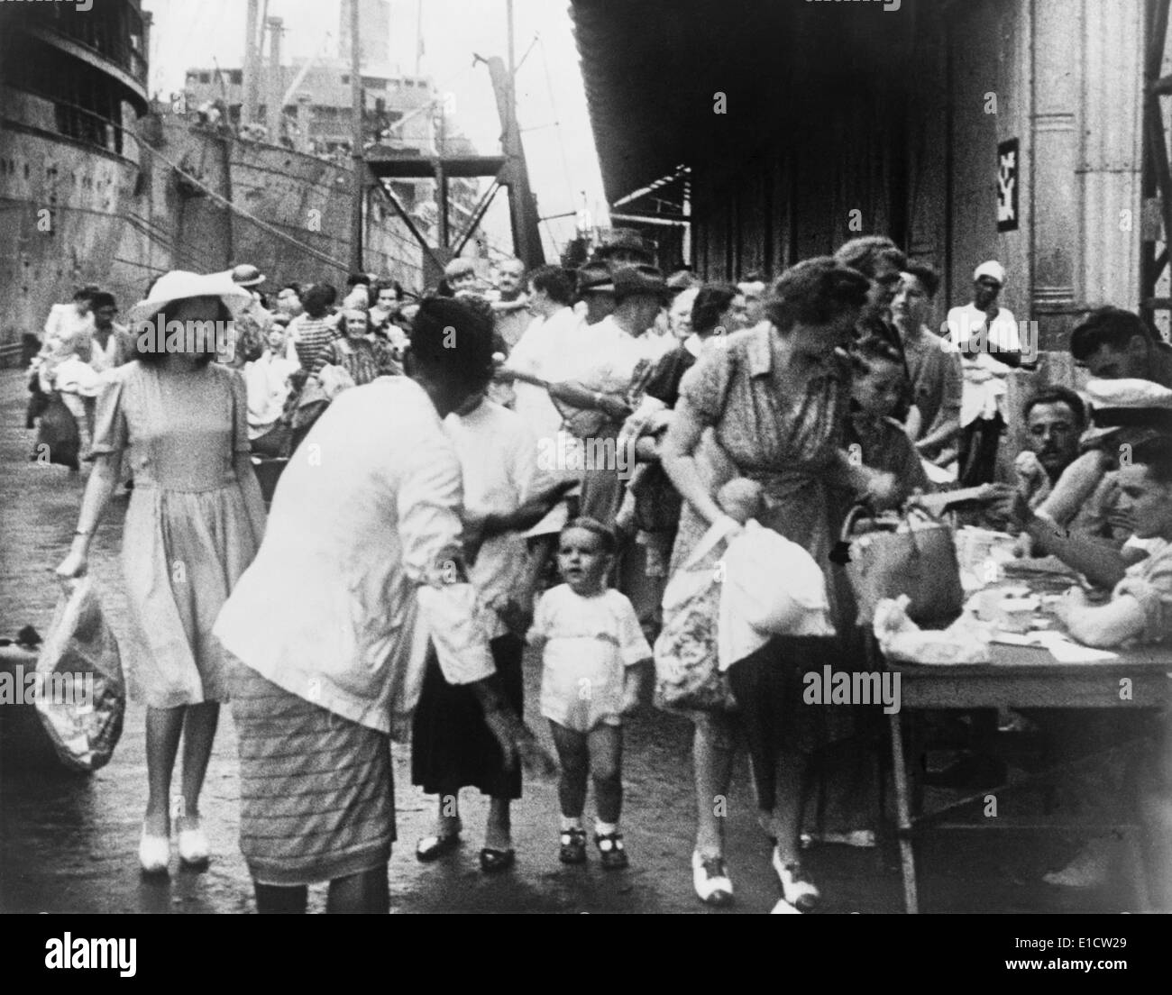 Époque coloniale britannique de femmes et d'enfants évacués de Singapour peu avant l'invasion japonaise. La Seconde Guerre mondiale, 2, janv.-fév. 1942. Banque D'Images