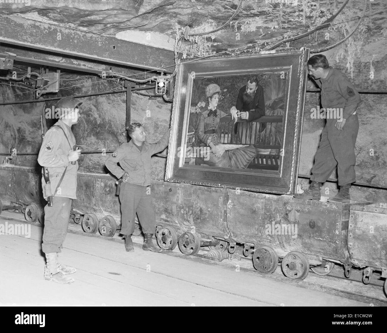 Des soldats américains avec l'Edouard Manet, "dans la véranda', découvert dans la mine de sel en Allemagne Merkers. Il a été parmi les 400 Banque D'Images