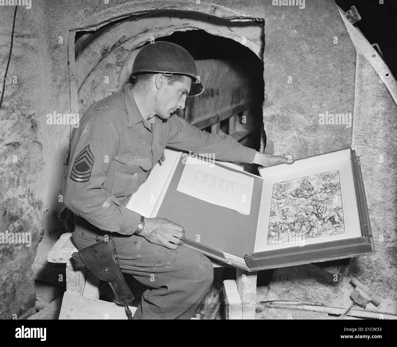 Le sergent de l'armée américaine Harold Maus inspecte un Dürer gravure caché dans l'Merkers mine de sel. C'est parmi les œuvres d'art de Berlin Banque D'Images