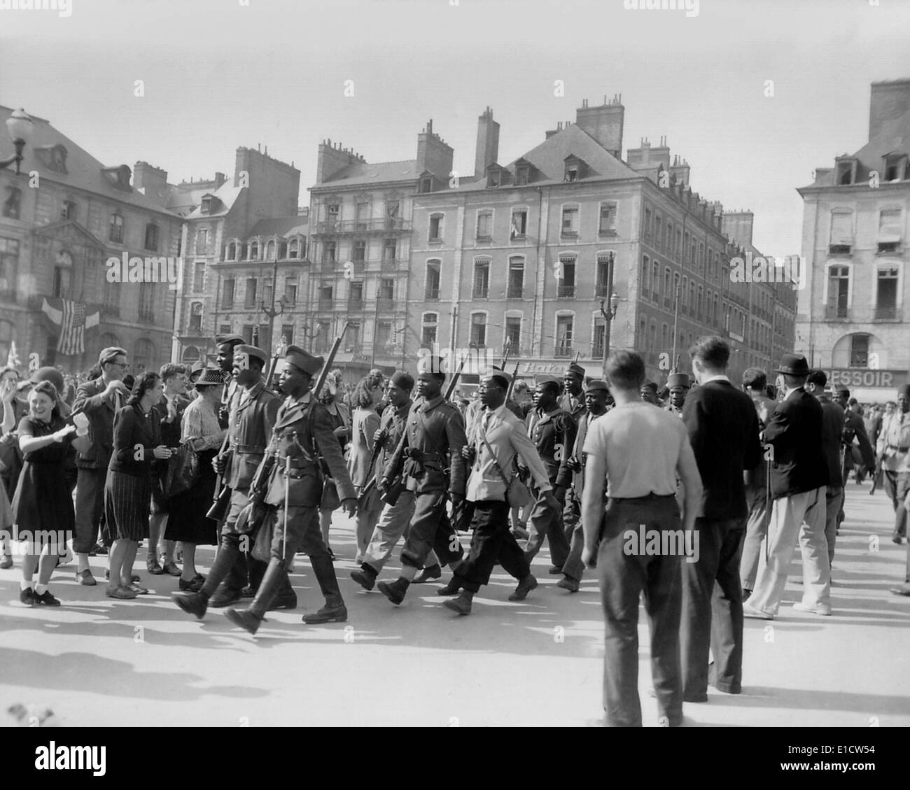 Des soldats d'Afrique subsaharienne ont acclamé par le jour de la libération à Rennes, France, 4 août 1944. Après la libération de Paris, Banque D'Images