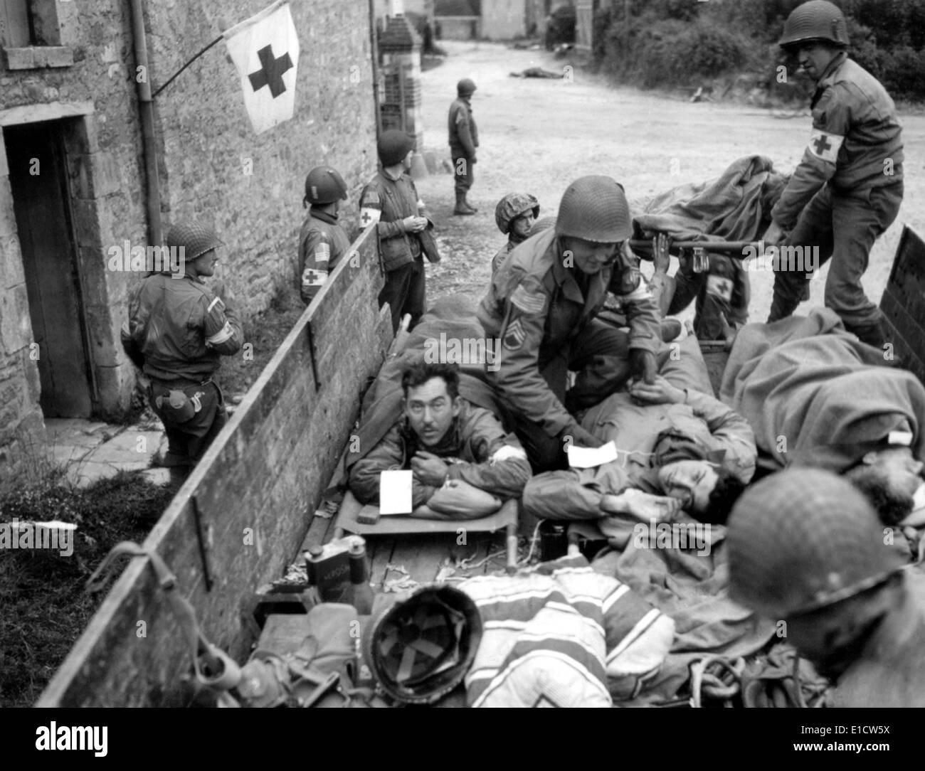 https://c8.alamy.com/compfr/e1cw5x/l-evacuation-des-soldats-americains-blesses-lors-de-la-bataille-de-saint-lo-juillet-1944-campagne-de-normandie-france-la-premiere-guerre-mondiale-2-e1cw5x.jpg