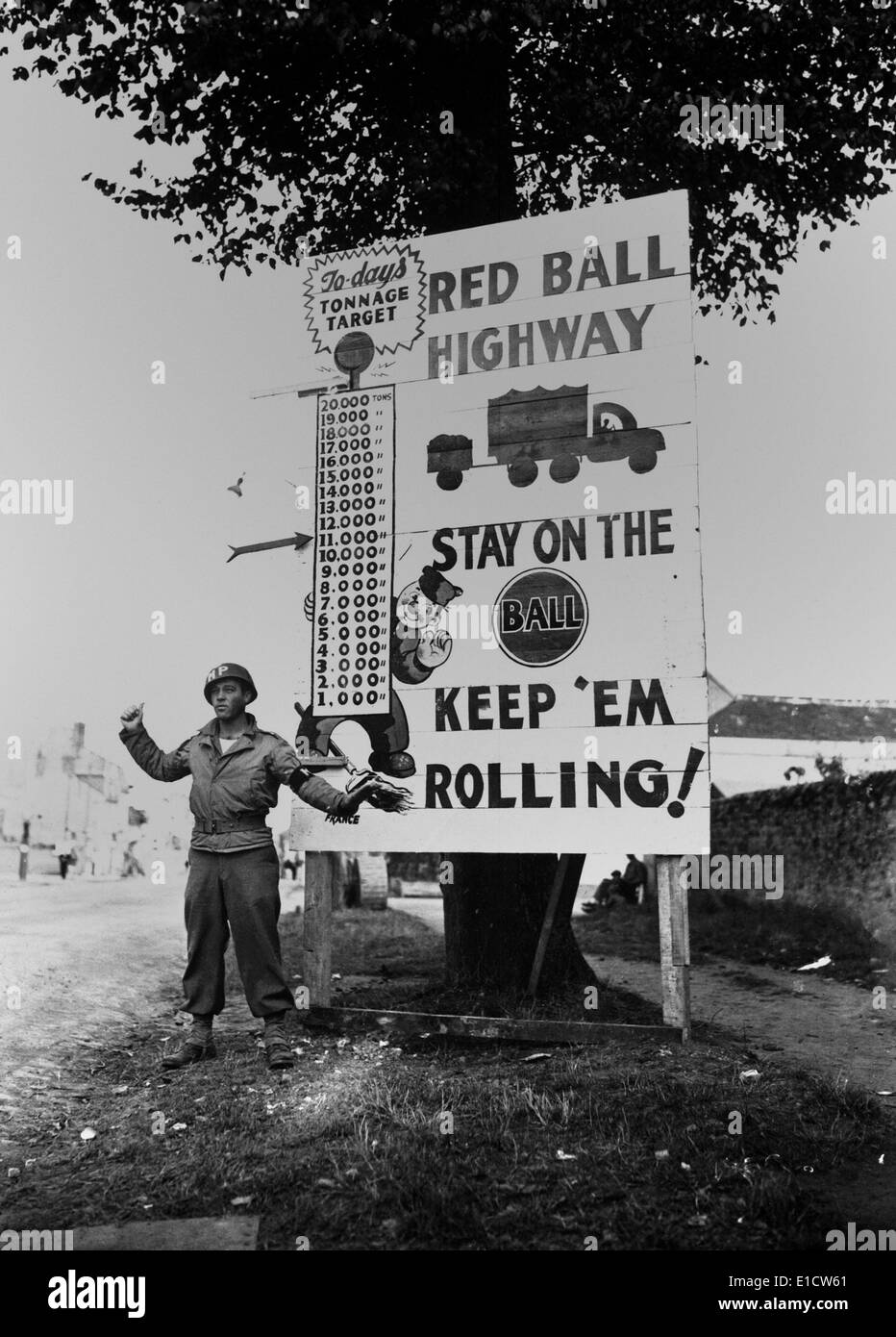 MP américain courbes sur un 'Red Ball Express' motor convoi près de Paris, France, le 5 septembre 1944. Bien que les ports de l'Atlantique et de l'anglais Banque D'Images