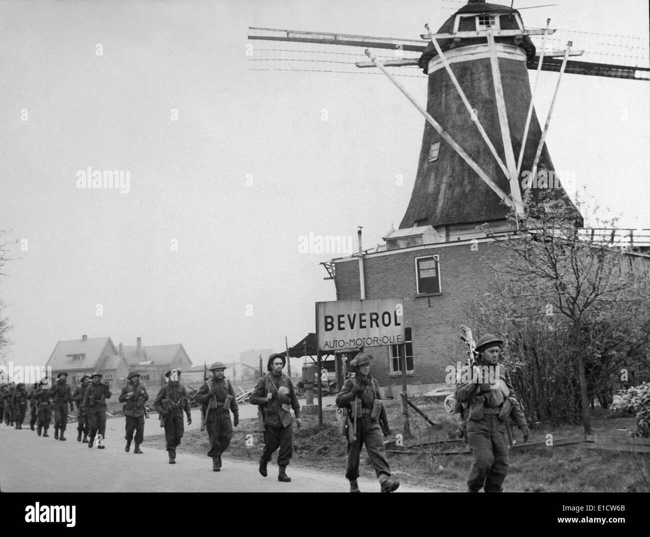 Les soldats canadiens se déplacent à travers les Pays-Bas, marchant d'Holten à Rijssen. 9 avril 1945 pendant la Deuxième Guerre mondiale. Banque D'Images