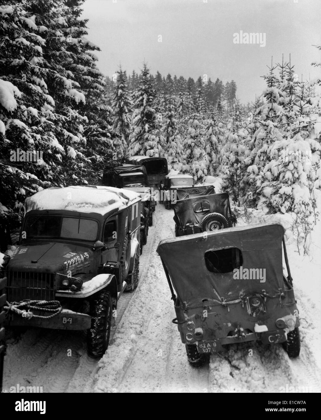 Des bancs de neige sur une route étroite stopper le trafic militaire dans les bois de Wallerode, Belgique. Après la bataille des Ardennes, Banque D'Images