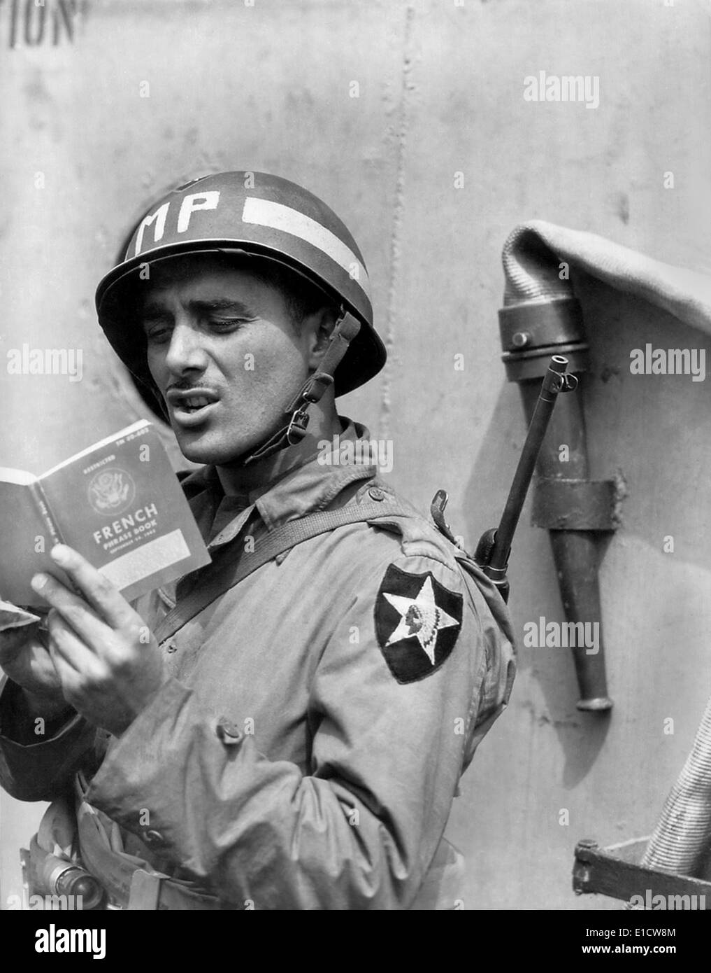 L'ARMÉE AMÉRICAINE MP (Police militaire) pratiques français sur un navire pour l'emmener en Normandie. Le 15 juin 1944. La Seconde Guerre mondiale 2. (BSLOC 2014 2 77) Banque D'Images